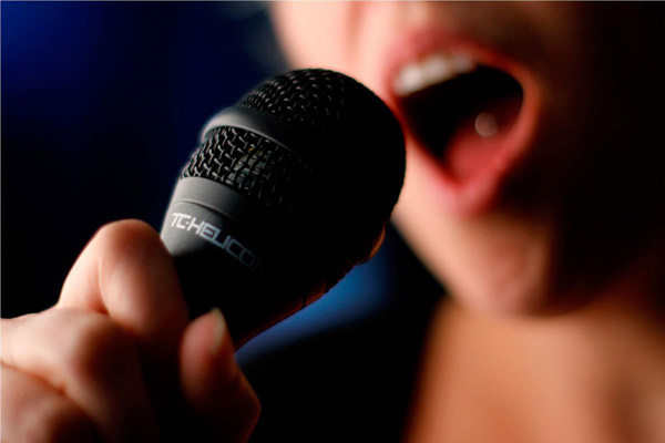 میکروفن در مقابل دهان خوانندگی در خواندن 