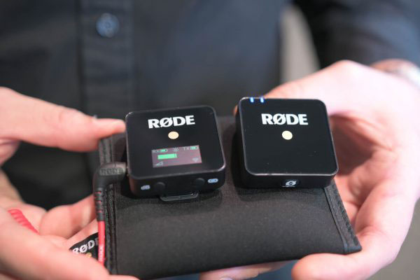 دو عدد میکروفن یقه ای مدل  Rode Wireless GO در دست 